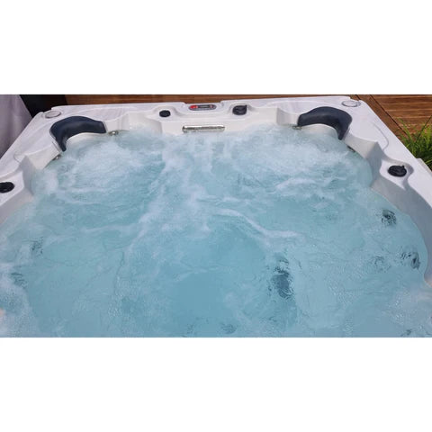 Canadian Spa Erie SE 46-Jet 6 Person Hot Tub